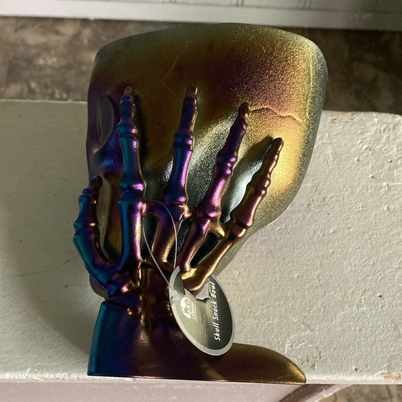 NWT Purple Blue Iridescent Oil Slick Skull 💀 in Hands Snack or Candy Bowl Decor - Picture 12 of 17